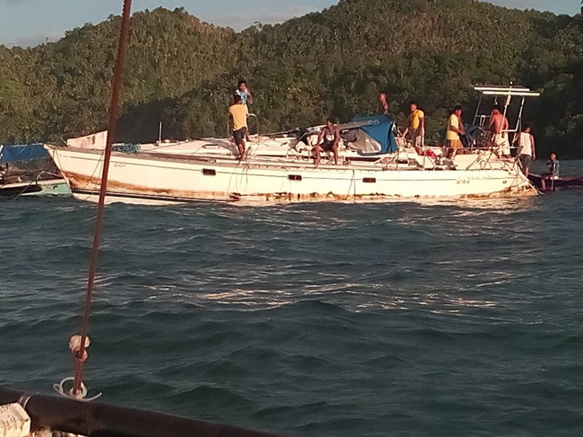 The ghost ship had a broken mast.