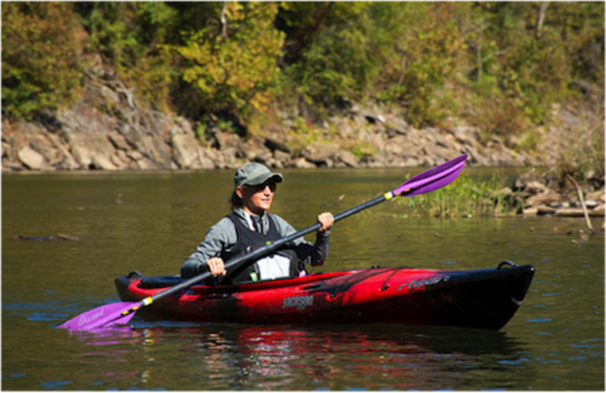 The low-paddling technique features shallower, extended strokes, usually with a thinner blade. Photo Roberto Briones.