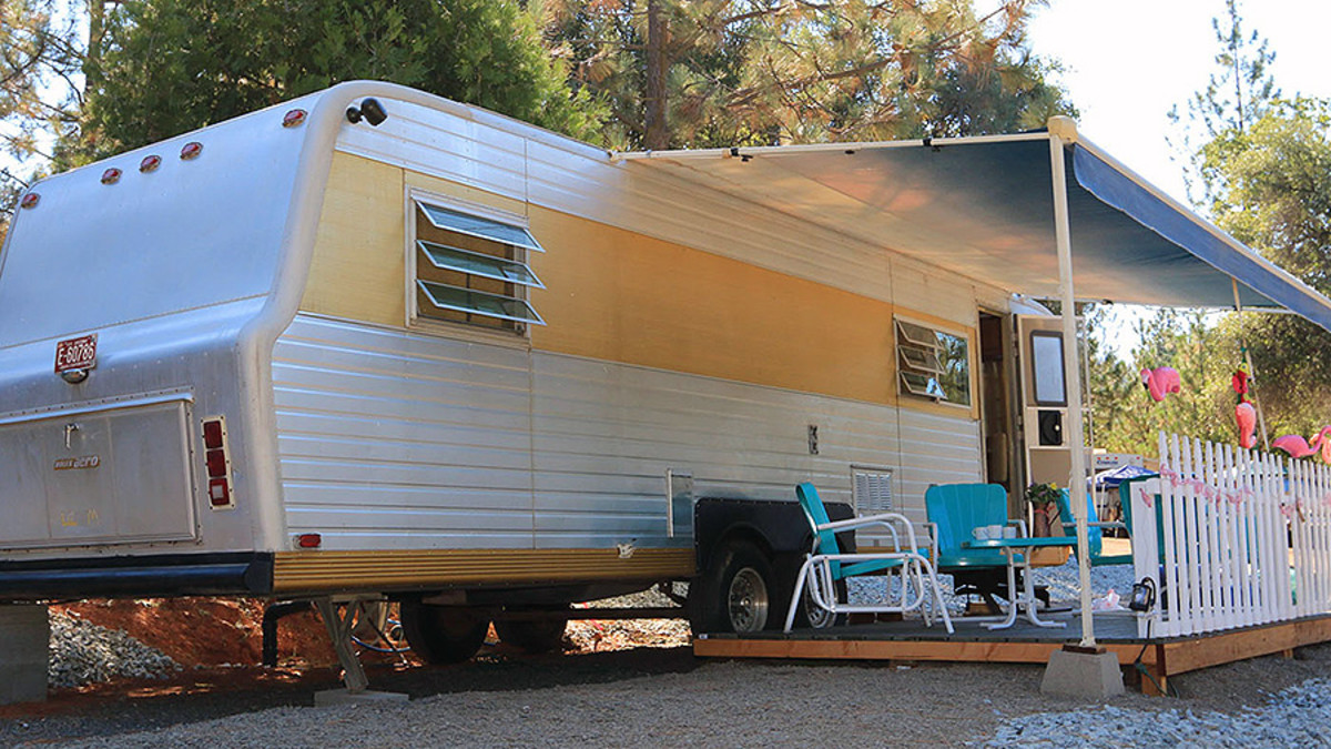 This 31-foot Boles Aero restoration comes complete with white picket fence and flamingo lawn ornaments. Photo: Courtesy of Yosemite Pines