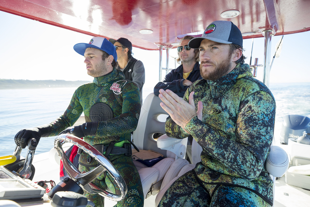 Scott Eastwood and his friends looking for a spearfishing spot.