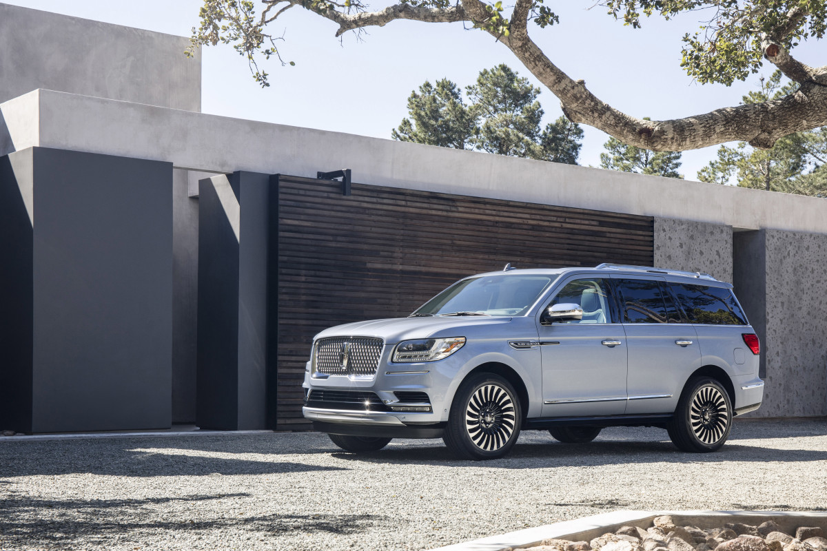 https://www.mensjournal.com/wp-content/uploads/2018/04/18lincolnnavigator_02_hr.jpg
