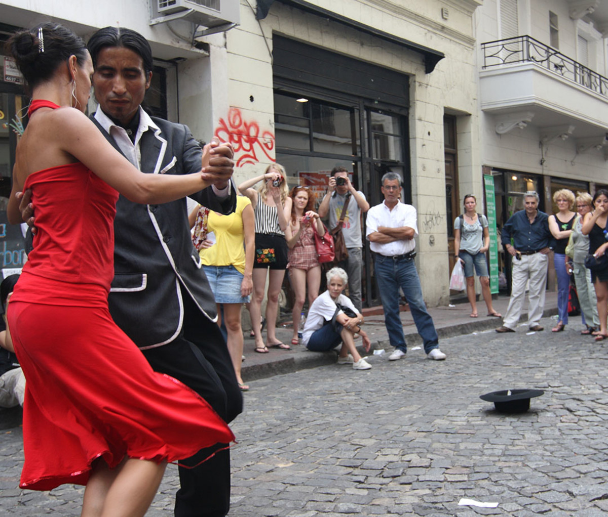A pair of tango dancers in San Telmo in Buenos Aires