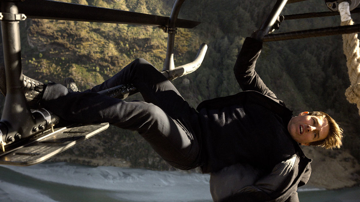 Tom Cruise performs helicopter stunt in Mission: Impossible - Fallout