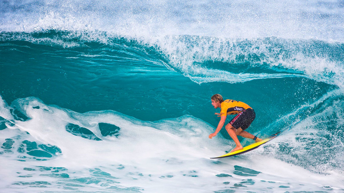 John-John Florence, current World Champion from Hawaii, gets into the tube on 'Backdoor' during the 1st round of the Billabong Pipe Masters, in Haleiwa, Hawaii on December 11, 2017. / AFP PHOTO / TOM SERVAIS (Photo credit should read TOM SERVAIS/AFP/Getty Images)