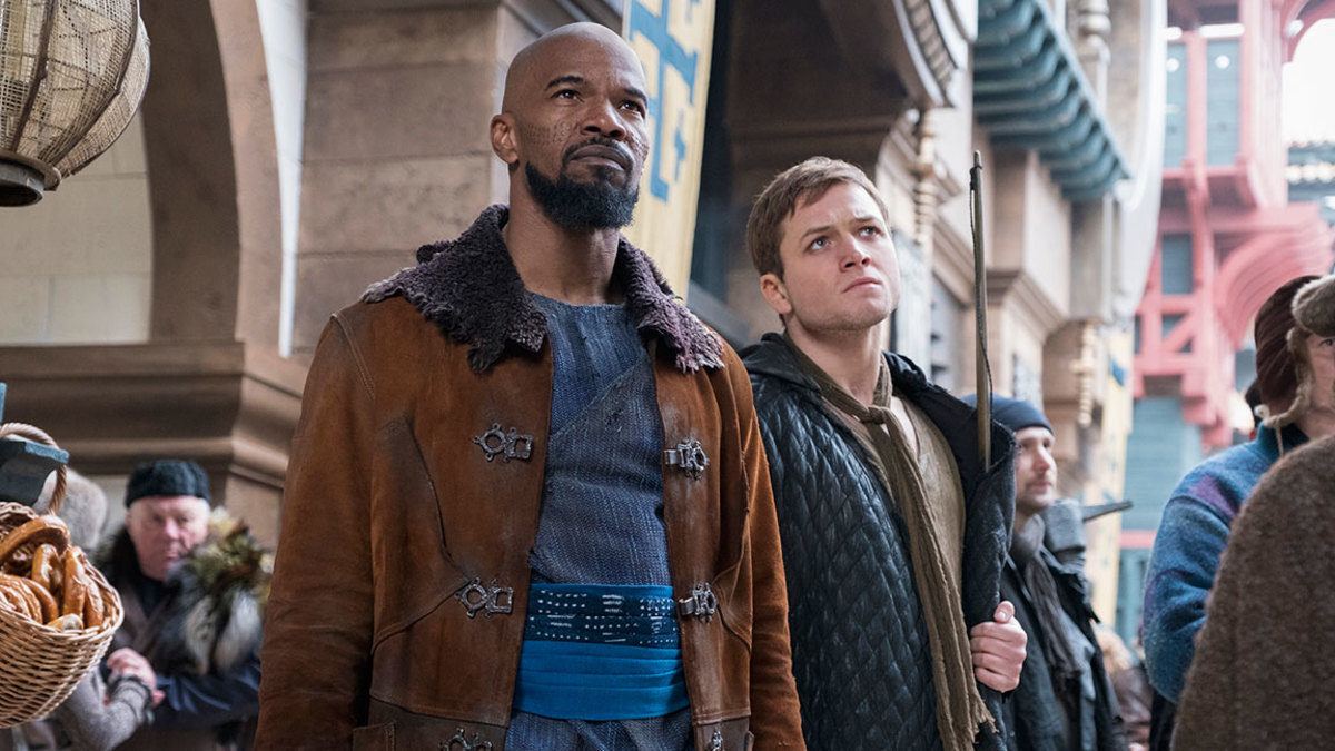 John (Jamie Foxx, left) and Robin (Taron Egerton, right) in ROBIN HOOD.