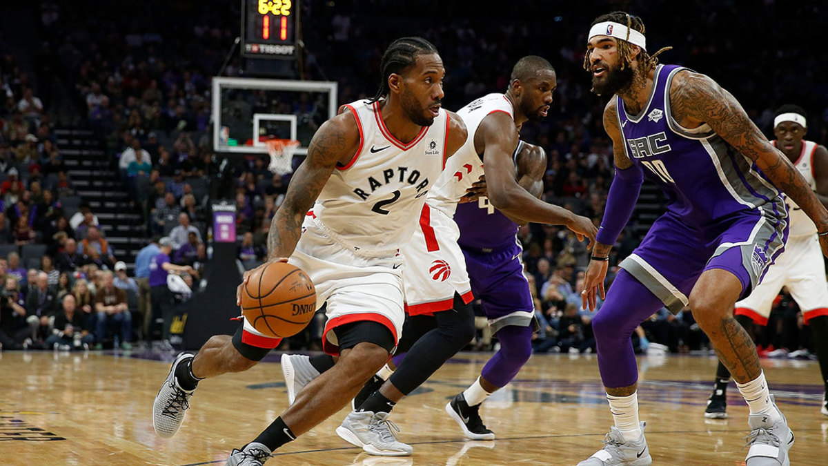 Kawhi Leonard #2 of the Toronto Raptors drives to the basket against Willie Cauley-Stein #00 of the Sacramento Kings at Golden 1 Center on November 7, 2018 in Sacramento, California. NOTE TO USER: User expressly acknowledges and agrees that, by downloading and or using this photograph, User is consenting to the terms and conditions of the Getty Images License Agreement. (Photo by Lachlan Cunningham/Getty Images)