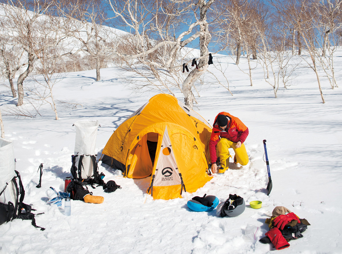 Every night, the team made camp in the snow, relaxed, and cooked their meals over portable stoves.