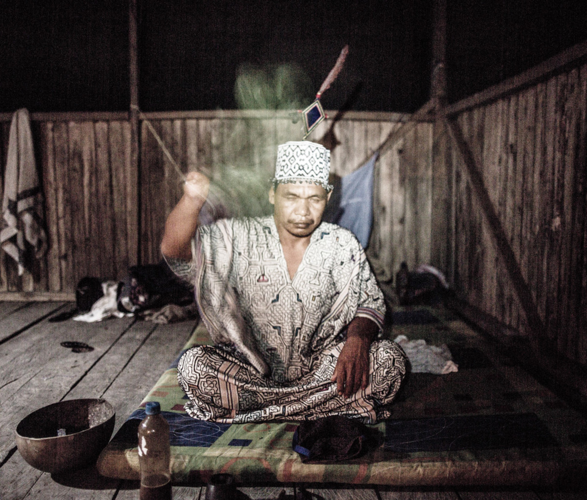 Shaman César Coquinche Hoyos during a ceremony.