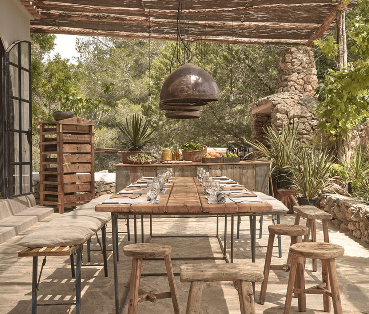 La Granja communal table