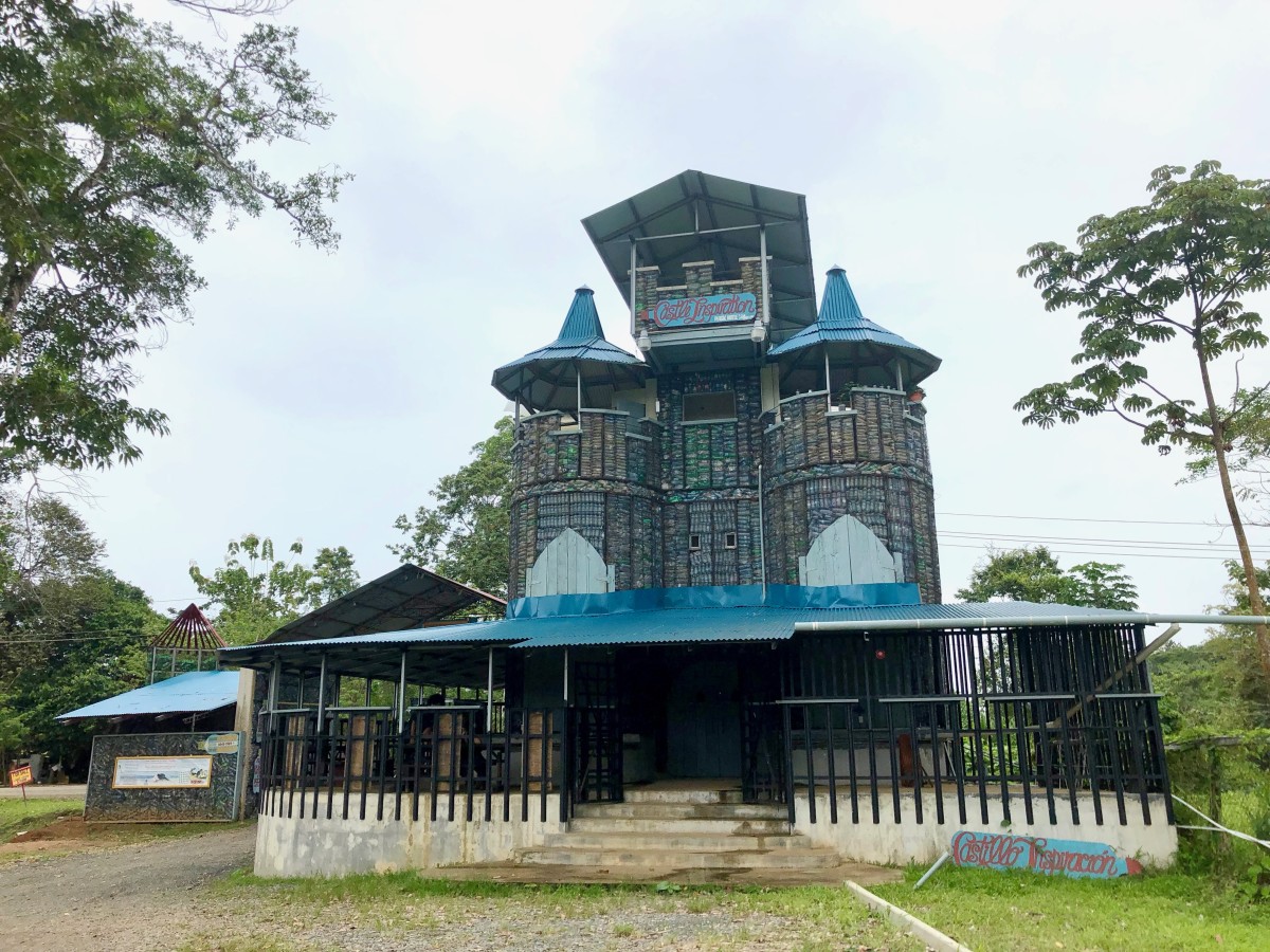 Castillo Inspiración is a tourist-friendly eco-mansion made from recycled plastic.