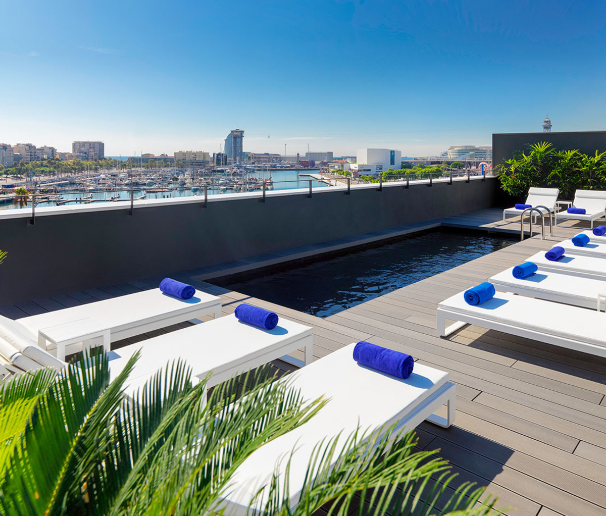 The pool at H10 Port Vell