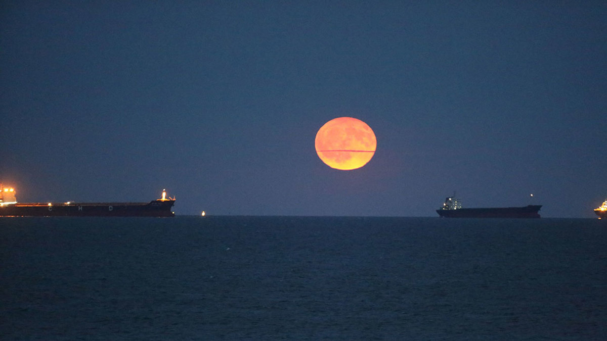 Harvest Moon, China - 25 Sep 2018 Harvest moon rises over Beidaihe River in Qinhuangdao, Hebei Province