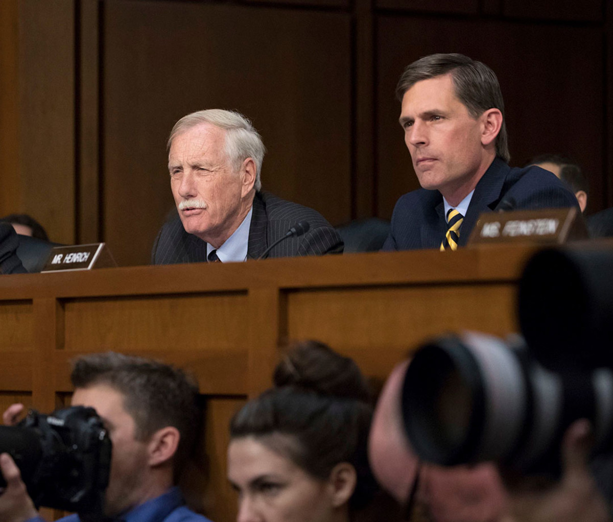 Heinrich and Maine senator Angus King attend a 2017 Senate Intelligence Committee hearing.