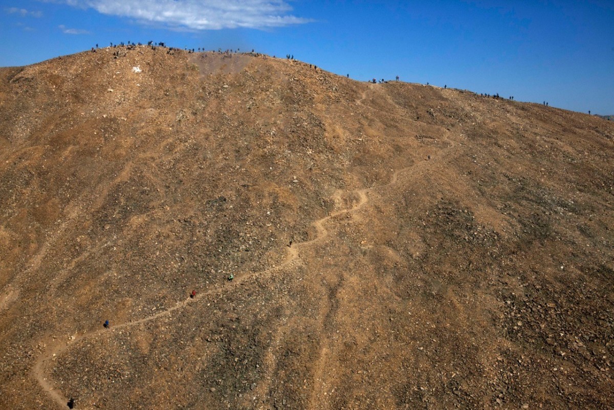 Fourteeners Mount Elbert hiking crowds. 