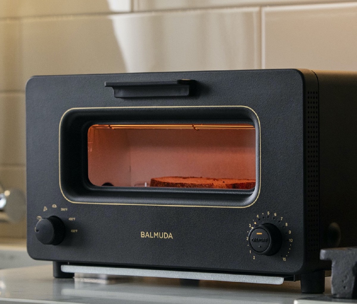Balmuda The Toaster glows while in use
