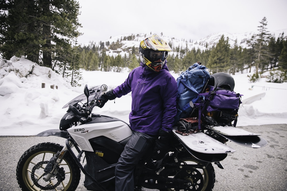 moto om hoge sierra elektrische motorfiets te skiën