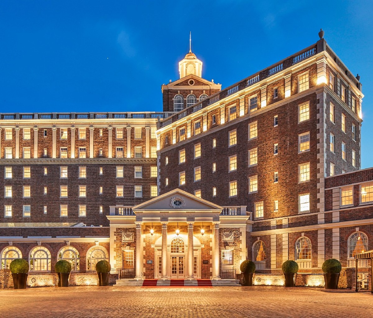 De ingang van Virginia Beach, Virginia's Cavalier Hotel 's nachts.