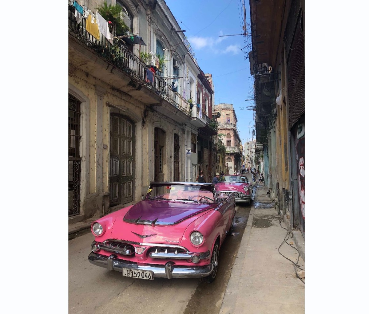 Voiture classique rose dans les rues de Cuba