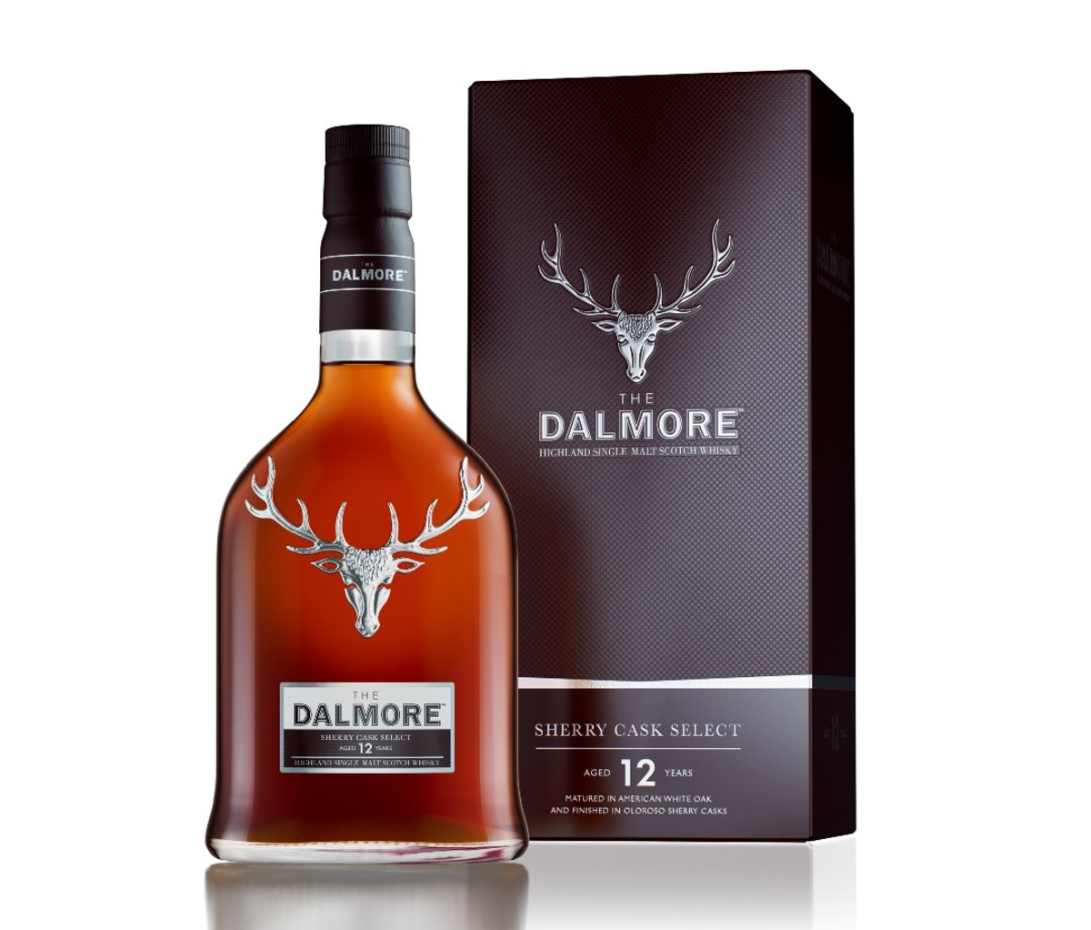 Een fles Dalmore 12-Year-Old Sherry Cask Select naast de doos. Beide hebben een afbeelding van een elandkop.