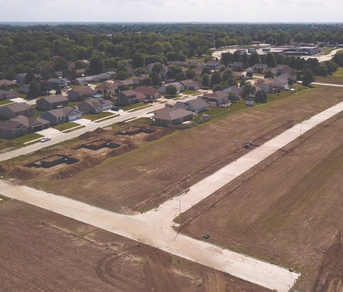 Een uitzicht vanuit de lucht op nieuwbouw in Newton, Iowa met verschillende huizen in aanbouw.