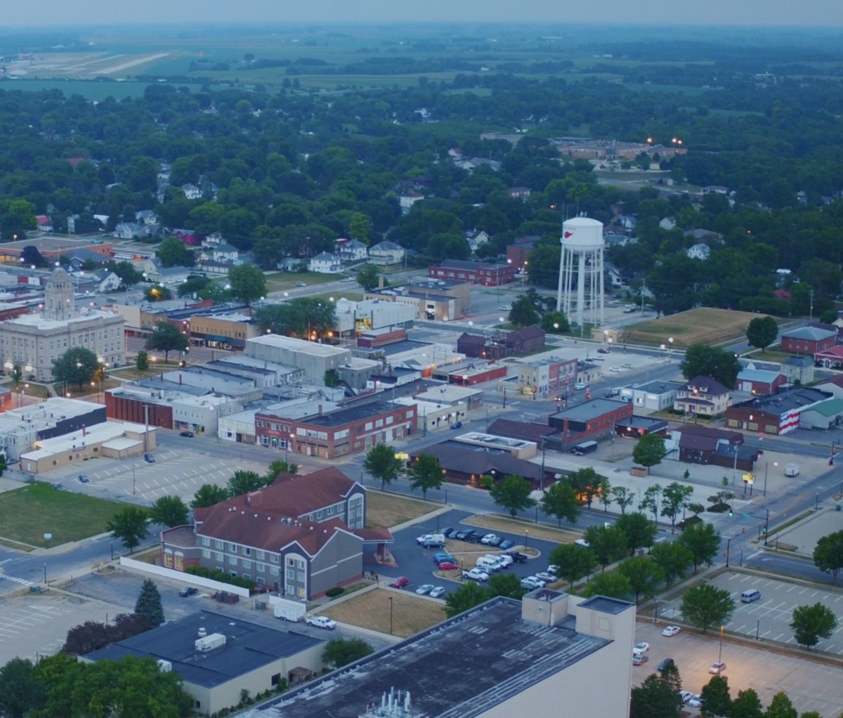 Een uitzicht vanuit de lucht van Newton, Iowa.