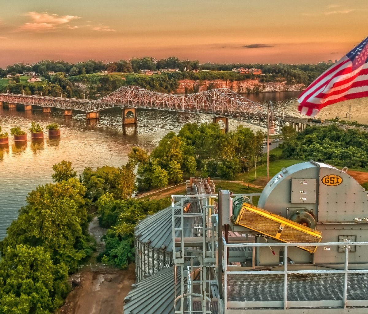 Een uitzicht over de rivier de Tennessee in de richting van de stad Muscle Shoals, Alabama.