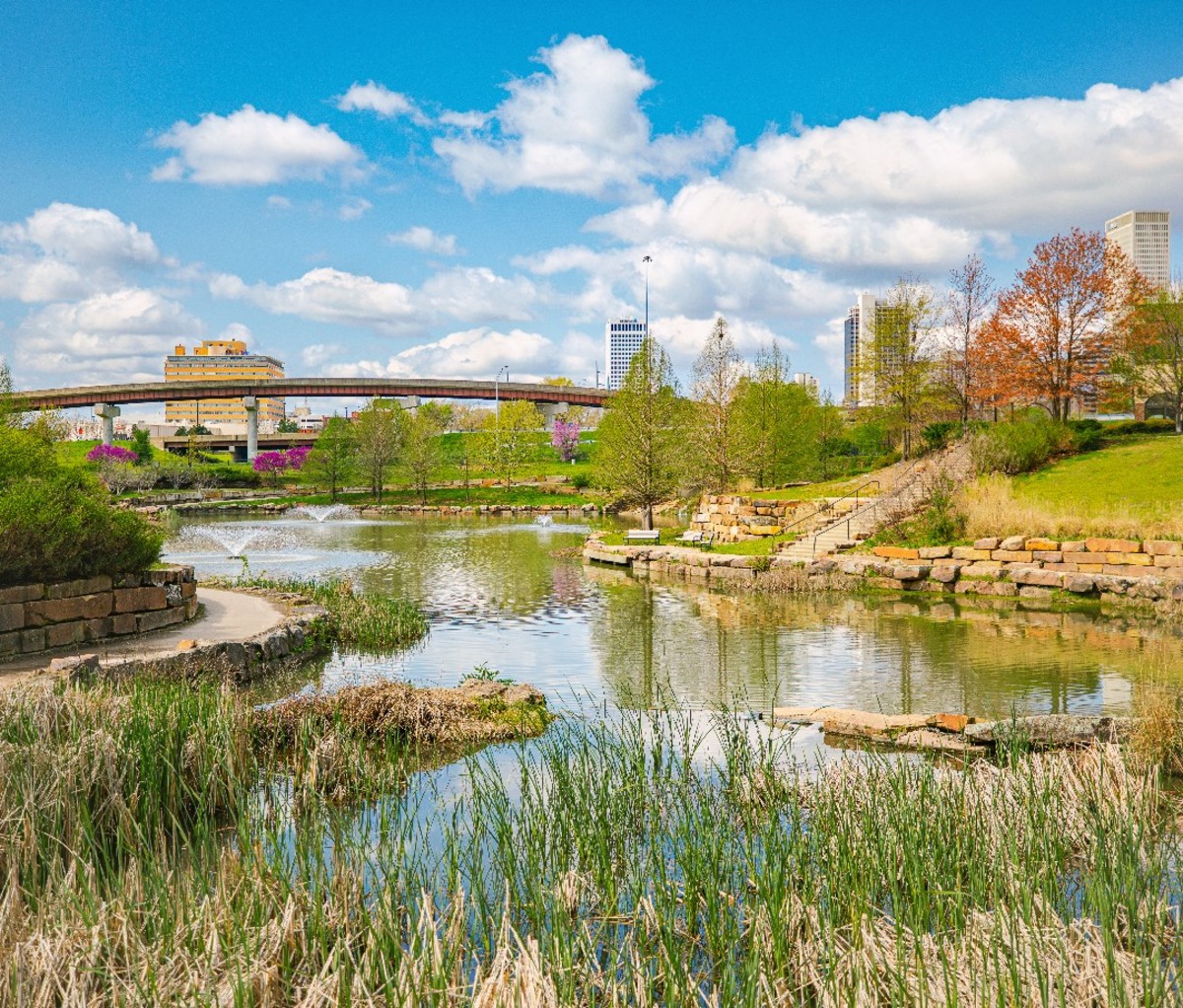 Uitzicht vanaf Centennial Park in Tulsa met de skyline van de stad in de verte.