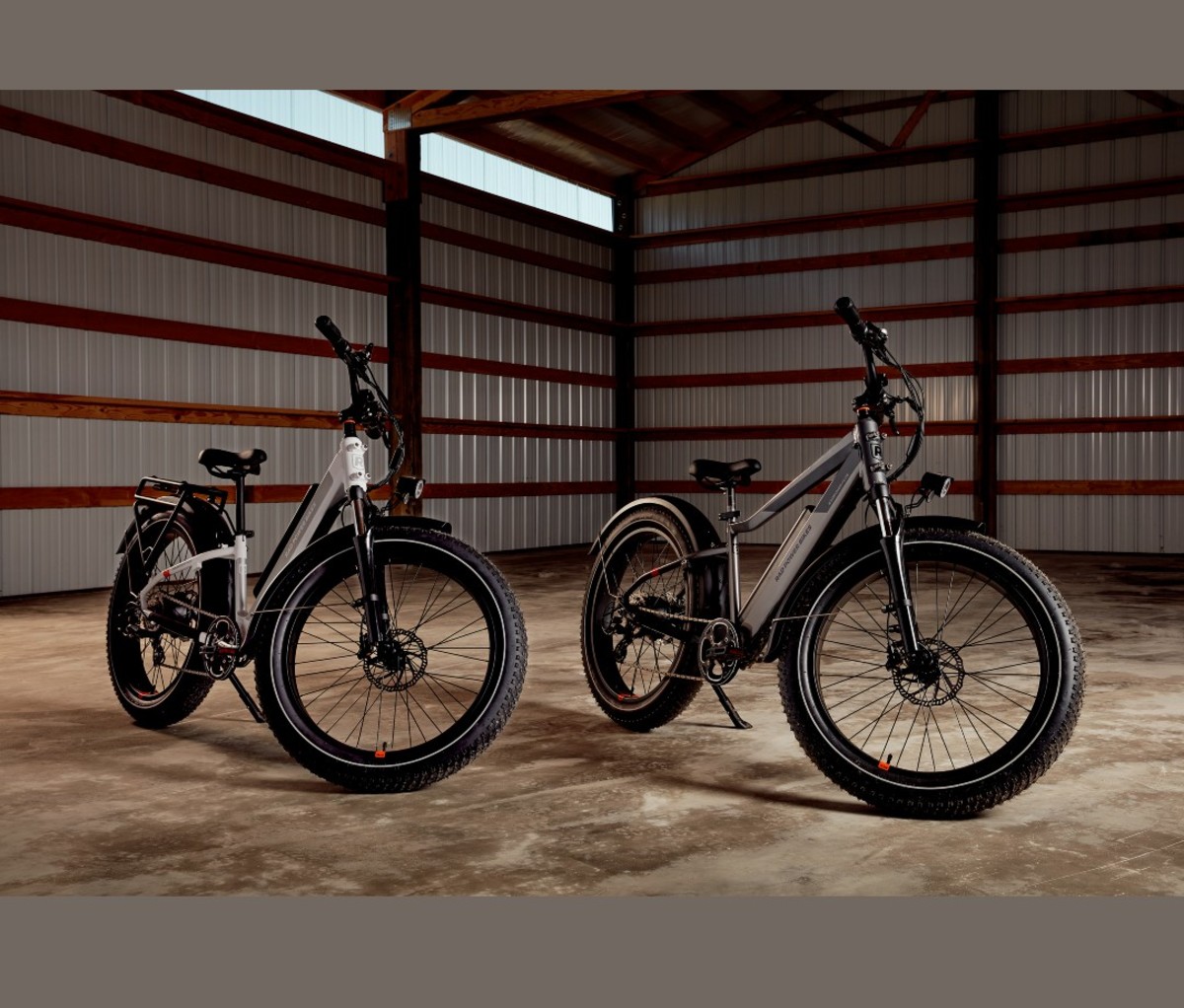 Twee elektrische fatbikes in garage