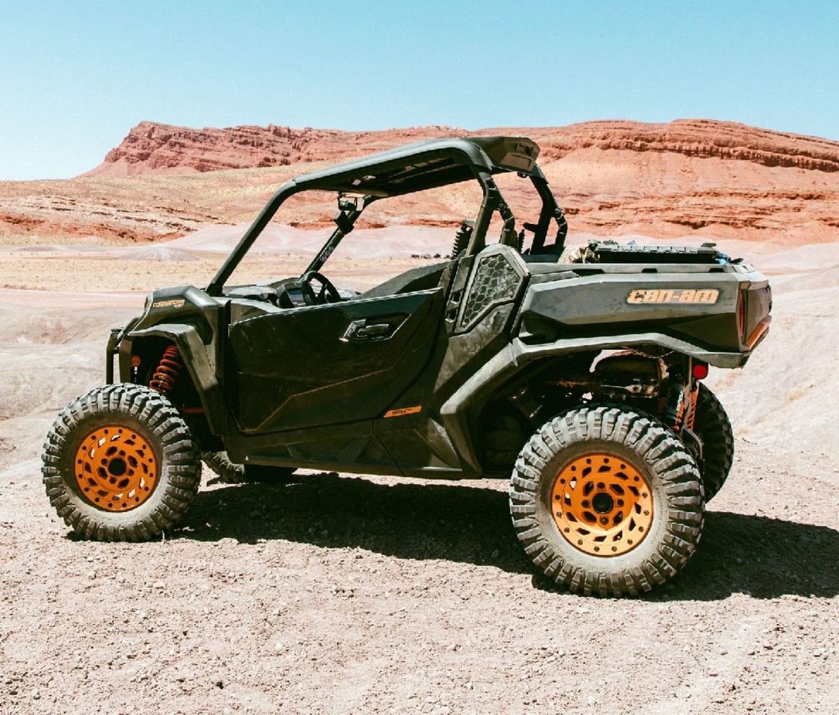 Side profile of the Can Am Commander Max UTV