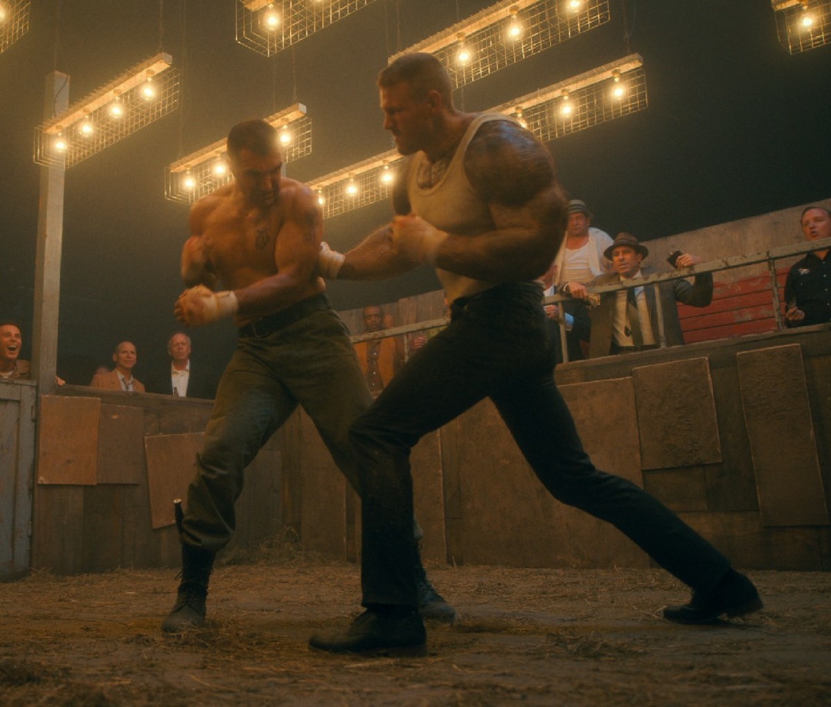 The Umbrella Academy star Tom Hopper fights an opponent with onlookers