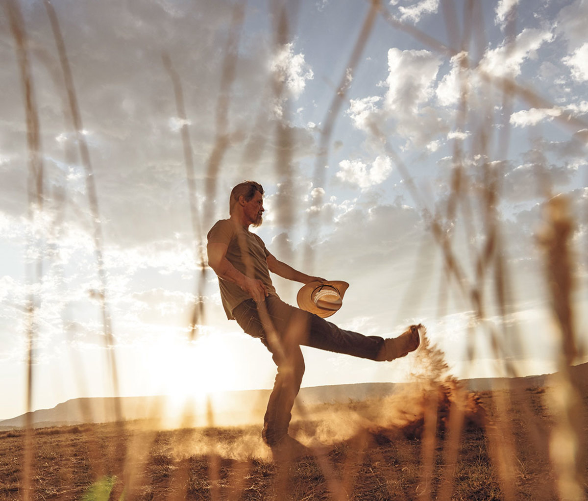 Actor Josh Brolin kicking dust up