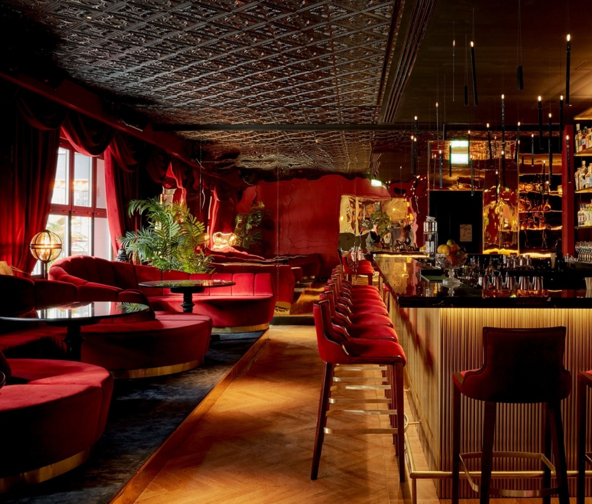 Provocateur Hotel in Berlin: red-accented bar with chairs and lounges
