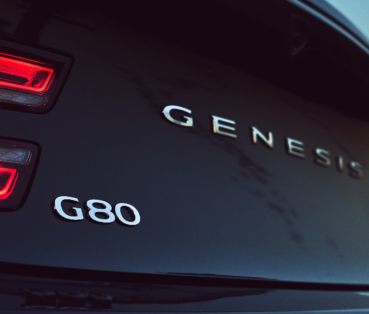 Genesis G80 insignia