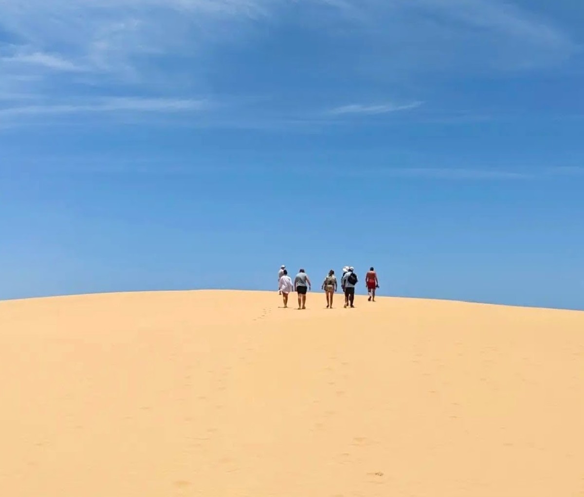 People walking along the dunes of Bazaruto.
