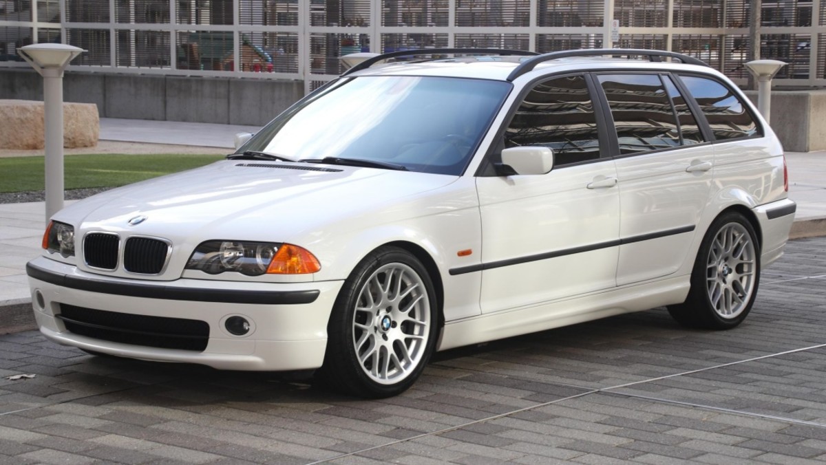 White 2000 BMW 323i Touring parked on a grey brick driveway. car auctions
